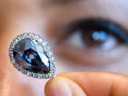 Der blaue Diamant einer spanischen Königin aus dem 18. Jahrhundert ist für 5,6 Millionen Euro versteigert worden. (Bild: KEYSTONE/MARTIAL TREZZINI)