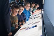 Schüler aus Grünenmatt bestaunen die Ausstellung in der Luftfahrthalle des Verkehrshaus. Bild: Boris Bürgisser (Luzern, 15. Mai 2018)