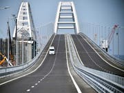Die Brücke, welche die Krim mit der gegenüberliegenden südrussischen Halbinsel Taman verbindet, ist nun die längste Brücke Europas. (Bild: KEYSTONE/AP POOL AFP/ALEXANDER NEMENOV)