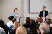 Diana Gutjahr (Gewerbeverband) und Marcel Volkart (Kanton) präsentieren das Ausbildungsangebot gemeinsam. (Bild: Donato Caspari)