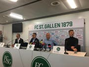 Jetzt ist er da: Peter Zeidler (2.v.r.). Links neben ihm Präsident Matthias Hüppi und Medienchef Daniel Last. Rechts Sportchef Alain Sutter. (Raphael Rohner)