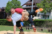 Christian Bucher (rotes Hemd) gewinnt gegen Philipp Blattmann und auch gegen alle anderen. Bild: Stefanie Bucher (Zug, 12. Mai 2018)