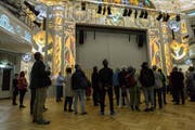 Besucher bei der Besichtigung der Lichtshow im restaurierten Casino Zug anlässlich der Schlüsselübergabe. Bild: Patrick Hürlimann (Zug, 16. September 2017)