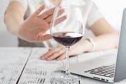 Bei Histaminunverträglichkeit ist es den Betroffenen nicht angeraten, Rotwein zu trinken. (Bild: Andrey Cherkasov/Getty)