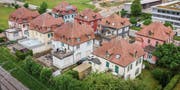 Grosse Fenster und ein Vorbau für die langen Maschinen: Die acht Hüsli an der Bischofszellerstrasse dienten den Stickereifamilien als Zuhause und Arbeitsplatz. (Bild: Ralph Ribi)