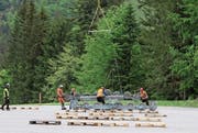 Per Helikopter werden die 2,5 Tonnen schweren Rollenbatterien zur Talstation Stöckalp geflogen. (Bild: PD (Kerns, 14. Mai 2018))