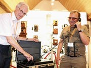 Fredy Neff und Emil Sigg mit einem Autotelefon der ersten Stunde. (Bild: Martin Sinzig)