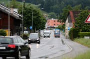 An der Blickensdorferstrasse in Baar sollen auf dem Abschnitt Weststrasse-Bachtalen Lärmschutzmassnahmen umgesetzt werden. Bild: Stefan Kaiser (15. Mai 2018)