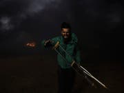 Ein palästinensischer Demonstrant im Gazastreifen nach dem Einsatz von Tränengas durch die israelische Armee. (Bild: KEYSTONE/AP/ADEL HANA)