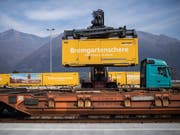 Strategie des Verbandes öffentlicher Verkehr (VöV): Ziel ist eine Verlagerung des Güterverkehrs auf die Schiene - wo dies wirtschaftlich gerechtfertigt ist. (Bild: Keystone/TI-PRESS/GABRIELE PUTZU)