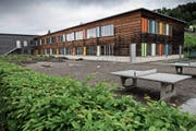 Der Trakt A des Schulhauses Würzenbach soll aufgestockt werden. Bild: Boris Bürgisser (Luzern, 15. Mai 2018)