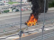 Das Elektroauto brannte nach dem Unfall auf der A2 im Tessin am Donnerstag vollständig aus. Der Fahrer kam ums Leben. (Bild: Feuerwehr Bellinzona)
