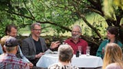 Die Gesprächspartner in angeregter Runde: (von links) Wildhüter Silvan Eugster, Museumsleiter Thomas Gnägi, Bienenzüchter Hans Oppliger und Pfadfinderin Tabea Stauffacher. (Bild: PD)
