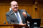 SVP-Nationalrat Felix Müri spricht an der Frühlingssession im Nationalrat. (Bild: Keystone / Bern, 6. April 2018)