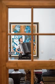 Die lettische klassische Akkordeonistin Ksenija Sidorova spielte vor einem Picasso-Gemälde in der Sammlung Rosengart in Luzern. (Bild: Pius Amrein (Luzern, 13. Mai 2018))