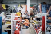 Das Angebot der Bauwerkstadt reicht von Baustellenlampen bis zu Arbeitskleidung. (Bild: Ralph Ribi)