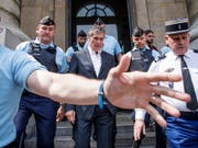 Wegen Steuerbetrugs ist der frühere französische Haushaltsminister Jerôme Cahuzac (Mitte) zu zwei Jahren Haft verurteilt worden. (Bild: KEYSTONE/EPA/CHRISTOPHE PETIT TESSON)