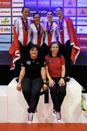 Die Bronzemedaillengewinnerinnen (hinten, von links): Flavia Schürmann, Yvonne Utiger, Carole Ledergerber und Nadine Risi. Vorn die Trainerinnen Eliana Thalmann (links) und Patricia Kottmann. Bild: PD