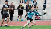 Trainer Markus Meister (links) coacht seine Kreuzlingerinnen vom Spielfeldrand aus. (Bild: Mario Gaccioli)