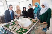 Ignazio Cassis begutachtet ein Modell von Architekturstudentinnen in einer Berufsbildungsstätte für Flüchtlinge in Amman. (Bild: Gabriele Putzu/Keystone (14. Mai 2018))