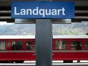 Im Bahnhof Landquart GR entgleisten am Dienstagabend zwei Güterwagen. (Bild: KEYSTONE/CHRISTIAN BEUTLER)