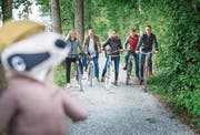 Sie eröffnen den Dachs-Trail: Nicole Esslinger von Kreuzlingen Tourismus, der Tägerwiler Gemeindepräsident Markus Thalmann, Carmen Ramos von der Stadt Kreuzlingen, Christian Walz von Walz Backkunst und Michael Jenni von MyCityHighlight AG posieren bei der Badi Tägerwilen. Im Vordergrund das Maskottchen, der Dachs. (Bild: Andrea Stalder)