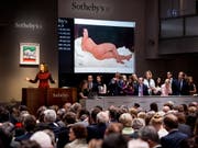 Die Versteigerung eines Aktbildes des italienischen Malers Amedeo Modigliani stiess in New York auf grosses Interesse. (Bild: KEYSTONE/EPA/ALBA VIGARAY)