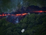 Ein über 300 Meter langer Riss im Boden nach dem Ausbruch des Vulkans Kilauea auf Hawaii. (Bild: KEYSTONE/EPA/BRUCE OMORI/PARADISE HELICOPTERS)