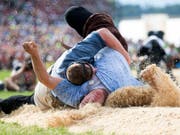 Der Kampf im Sägemehl fasziniert das Schweizer Publikum (Bild: KEYSTONE/URS FLUEELER)