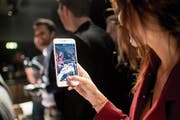 Per Smartphone entblössen wir uns selbst – und es macht uns gar nichts aus. (Bild: Ennio Leanza/Keystone (Zürich, 9. November 2017))