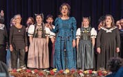 Frauenpower am Muttertag: Victoria Hanna mit den Singfrauen Winterthur und dem Jodelterzett Anuschka, Kathrin und Heidi. (Bild: Daniel Ammann)
