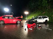 Bei einer Frontalkollision in Fehren SO wurden vier Personen zum Teil schwer verletzt. (Bild: Handout Kantonspolizei Solothurn)