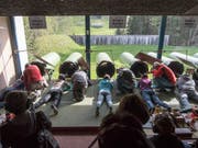 Die Schweiz muss ihr Waffenrecht an jenes der EU anpassen. Der Nationalratskommission gehen die Vorschläge des Bundesrats aber zu weit. (Bild: KEYSTONE/URS FLUEELER)