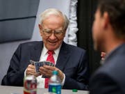 Die Karten neu gemischt: US-Investor Warren Buffett ist mit Zukäufen zum zweitgrössten Eigner des Technologieunternehmens Apple aufgestiegen. (Bild: KEYSTONE/FR171116 AP/JOHN PETERSON)