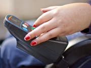 In Erfurt scheiterte ein Handtaschen-Dieb beim Versuch eine Rollstuhlfahrerin zu bestehlen. Die resolute Fahrerin trieb ihn in die Enge. (Bild: KEYSTONE/GAETAN BALLY)
