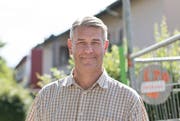 Patrick Schnellmann im Sonnenhof-Quartier, wo er wohnt. Bild: Corinne Glanzmann (Emmen, 11. September 2017)