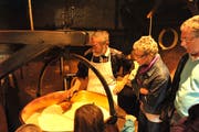In der Emmentaler Schaukäserei ist man hautnah bei der Produktion des beliebten Emmentaler Käses dabei. (Bild: PD)