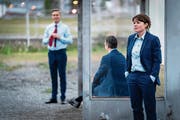 Theater an der Bushaltestelle. Patric Gehrig, Jürg Plüss und Julia Schmidt spielen alle Figuren. (Bild: PD)