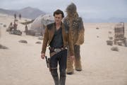 Alden Ehrenreich als Han Solo und Joonas Suotamo als Chewbacca in "Solo: A Star Wars Story".