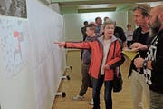 Die Pläne der Schulraumerweiterungen wurden von der Bevölkerung interessiert zur Kenntnis genommen. (Bild: Heini Schwendener)