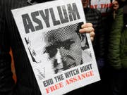 Unterstützer fordern ein Ende der "Hexenjagd" auf Assange - doch wurde der Wikileaks-Gründer auch von seinen Gastgebern ausspioniert? (Bild: KEYSTONE/AP/KIRSTY WIGGLESWORTH)