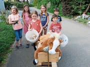 Ladina, Annina, Annika, Lena, Marvin und Nicolas zeigen den Unrat, welchen sie im Leimackerquartier gesammelt haben. (Bild: kli)