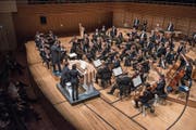 Organist Christian Schmitt zusammen mit der Südwestdeutschen Philharmonie Konstanz im KKL. (Bilder: Dominik Wunderli (16. Mai 2018))