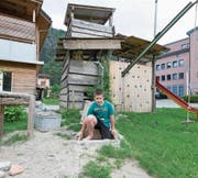 Alex Furrer steigt aus dem Stollen, der von seiner Hütte dorthin führt, wo er nach Grundwasser gräbt. (Bild: Christof Hirtler, Erstfeld, 26. März 2018)