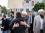 Nicolas Blancho, Praesident Islamischer Zentralrat Schweiz IZRS, rechts, Qaasim Illi, Medienverantwortlicher IZRS, Mitte, und Naim Cherni, Kulturproduzent IZRS, hinten links, erscheinen zum Prozess vor dem Bundesstrafgericht in Bellinzona, am Mittwoch, 16. Mai 2018. (Bild: Keystone/KEYSTONE/TI-PRESS/Alessandro Crinari)
