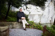 Historiker Jürg Stadelmann beim Löwendenkmal. Bild: Jakob Ineichen/Luzerner Zeitung