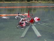 Der Helikopter wurde beim Absturz in einen Baggersee stark beschädigt. (Bild: KEYSTONE/DOMINIC STEINMANN)