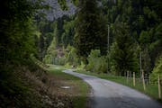 Auch die Fruttstrasse, hier bei der Stöckalp, gehört der Korporation. (Bild: Corinne Glanzmann (9. Mai 2018))