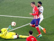 Eiskalter Abschluss: Antoine Griezmann bezwingt Marseilles Goalie Steve Mandanda zum 2:0 für Atlético (Bild: KEYSTONE/AP/CHRISTOPHE ENA)