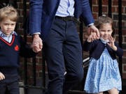 Bei ihrem letzten offiziellen Auftritt bezauberten George und Charlotte die Öffentlichkeit. Am Samstag sind sie Blumenkinder bei der Hochzeit von Prinz Harry und Meghan Markle. (Bild: KEYSTONE/AP/KIRSTY WIGGLESWORTH)